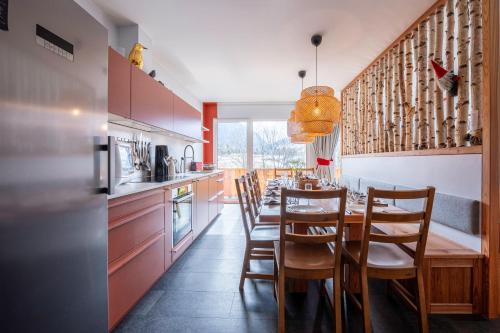 - une cuisine avec une table à manger et des chaises dans l'établissement Près du Mélèze-Val Cenis-Sardières, à Val Cenis