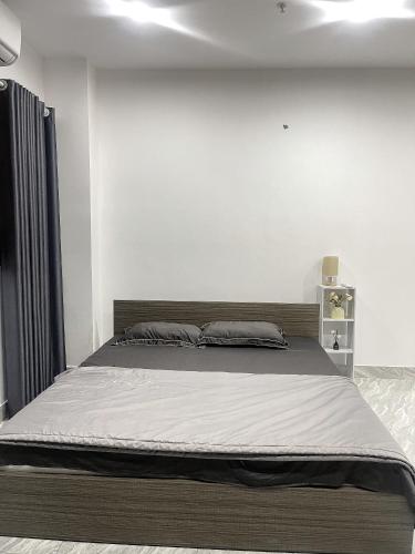 a bedroom with a large bed in a room at Korea Bingsu in HÆ°ng YÃªn