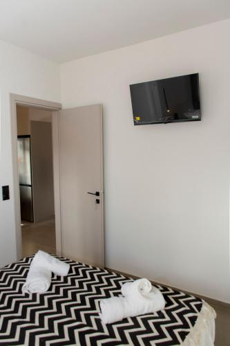 TV a/nebo společenská místnost v ubytování Lotus Serenity Suites