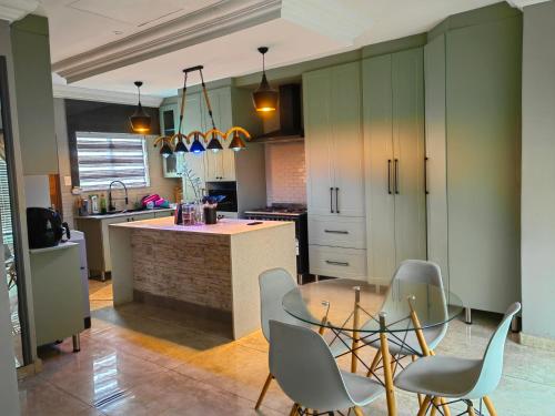 Kuchyň nebo kuchyňský kout v ubytování XLA Home-Luxury