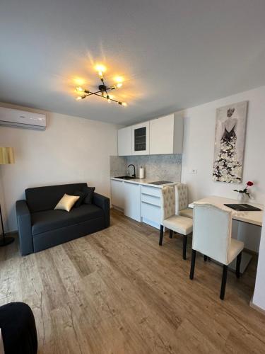 Η κουζίνα ή μικρή κουζίνα στο Apartmaji Meli Pu