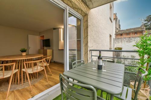 d'un balcon avec une table et des chaises ainsi que d'une salle à manger. dans l'établissement Toulouzen - St-Sernin - Capitole - 2-BDR 60m2, terrace, free car park - T3 60m2, terrasse, parking privé gratuit, à Toulouse