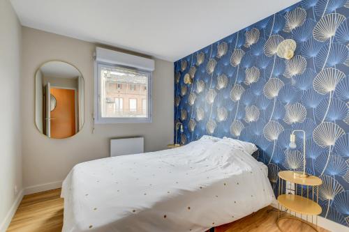 une chambre avec un lit et un mur bleu dans l'établissement Toulouzen - St-Sernin - Capitole - 2-BDR 60m2, terrace, free car park - T3 60m2, terrasse, parking privé gratuit, à Toulouse