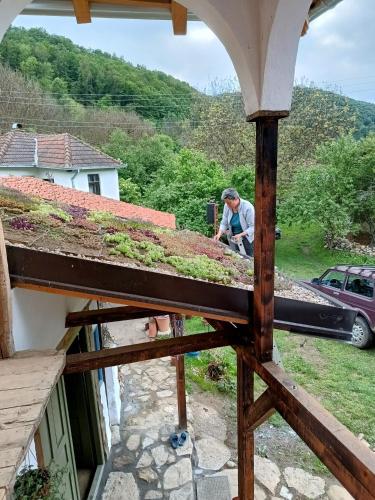 Ein allgemeiner Bergblick oder ein Berglick von der Villa aus