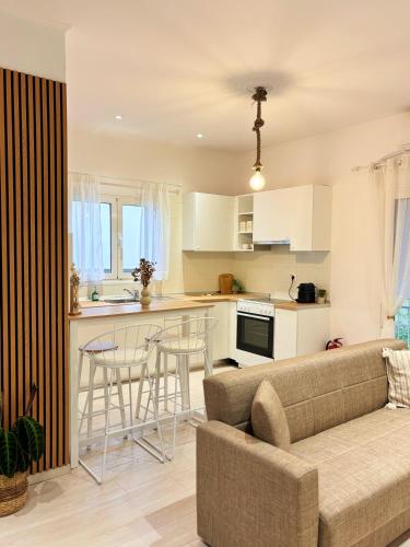 a living room with a couch and a kitchen at Casa Daphne in (( Agía Eleoúsa ))