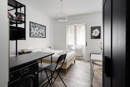 JOIVY Elegant Double Studios near Subway Station