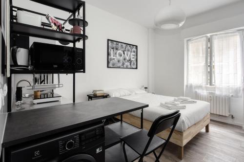JOIVY Elegant Double Studios near Subway Station