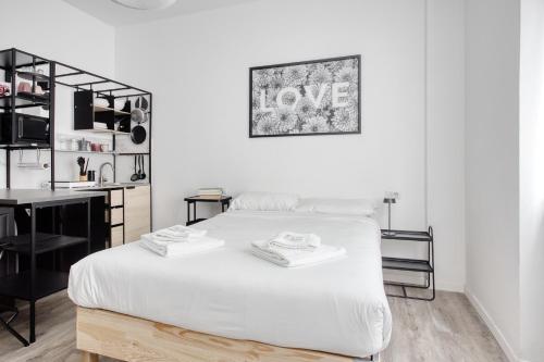 JOIVY Elegant Double Studios near Subway Station