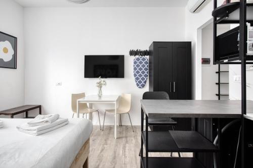JOIVY Elegant Double Studios near Subway Station