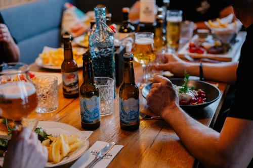 Getränke in der Unterkunft Bierhotel Loncium & Privatbrauerei