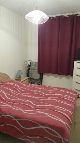 - une chambre avec un lit et une couverture violette dans l'établissement Appartement Les Galées avec terrasse à 100m Plage des Mouettes, à Saint-Hilaire-de-Riez