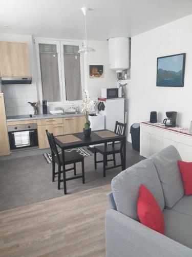 un salon avec un canapé et une table et une cuisine dans l'établissement Gite de france, à Villenauxe-la-Grande