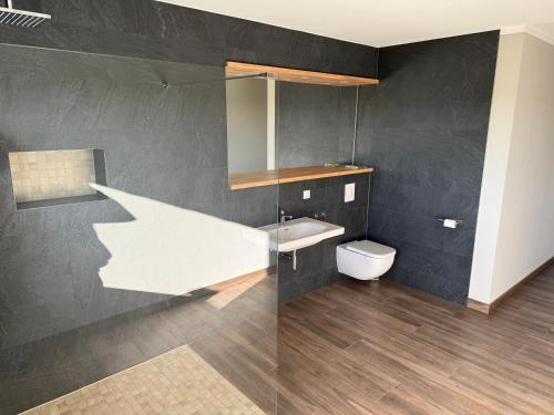 a bathroom with a sink and a toilet at Wohnung bei den Drei Gleichen in Wandersleben