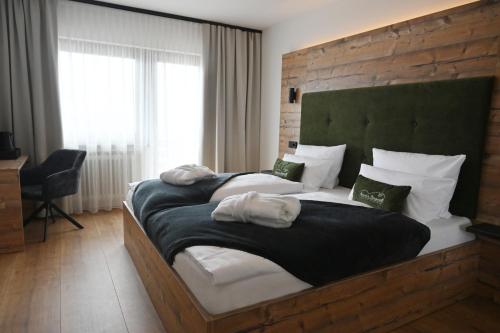 a bedroom with two beds in a room at Annies Bergwelt Haus Waldliebe in Bodenmais
