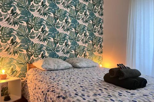 una camera con un letto con due cuscini e una parete di Les Coteaux de Mahé - Tournon-sur-Rhône a Tournon-sur-Rhône