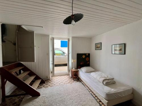 une chambre avec un lit et un escalier à l'intérieur dans l'établissement Villa St Gilles - Quartier ARAGO - 300m Plage, à Les Sables-dʼOlonne