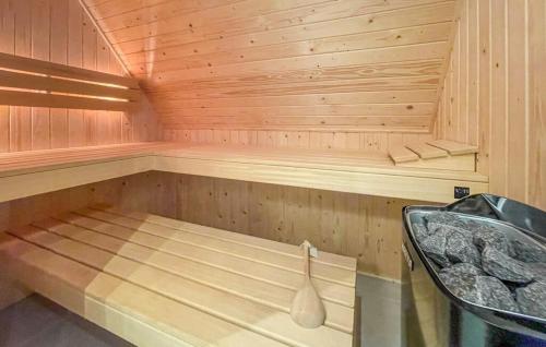 a wooden sauna with a wooden spoon in it at Luxe wellnesshuis Drenthe met sauna, whirlpool en omheinde tuin VP048 in Hoogersmilde