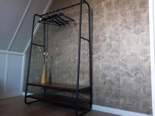 a glass shelf in a room with a wall at Luxe wellnesshuis Drenthe met sauna, whirlpool en omheinde tuin VP048 in Hoogersmilde
