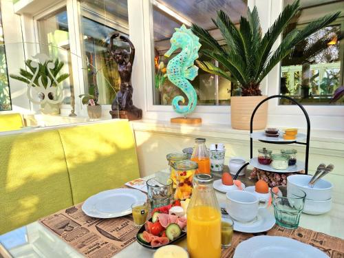 een tafel met een dienblad met eten en sinaasappelsap bij Pension Inselparadies Zingst in Zingst