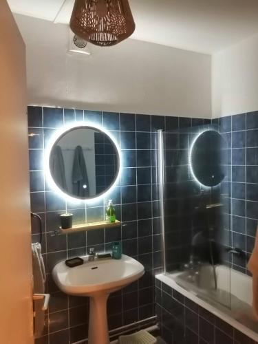 une salle de bain avec un lavabo, un miroir et une baignoire dans l'établissement Metz - Maison de campagne - 5 min Metz Expo - 10 min centre ville, à Coincy