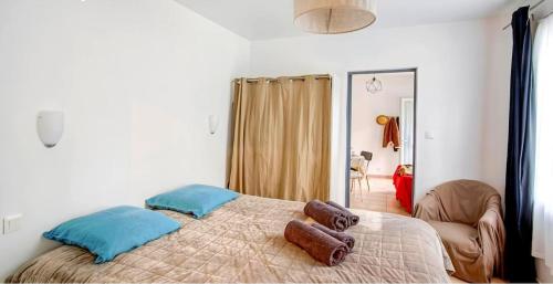 une chambre avec un lit avec deux oreillers dessus dans l'établissement T2 dans le centre de Paramé, à Saint-Malo