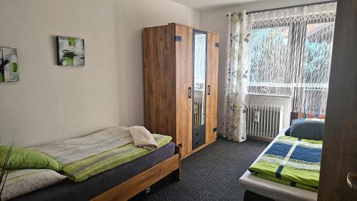 Postel nebo postele na pokoji v ubytování Großzügige Wohnung mit Terrasse und Gartenzugang - das komplette Erdgeschoß