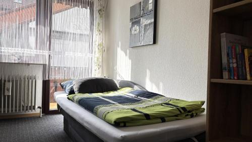 Postel nebo postele na pokoji v ubytování Großzügige Wohnung mit Terrasse und Gartenzugang - das komplette Erdgeschoß