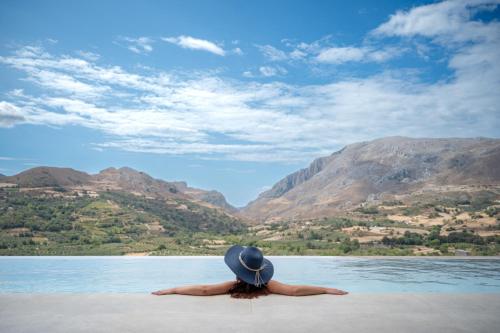 Neromai Cave Luxury Villas