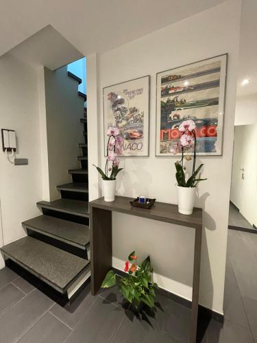 un couloir avec des escaliers et des plantes en pot dans l'établissement 3 bedrooms Duplex penthouse - Monaco border 2min walking distance, à Roquebrune-Cap-Martin