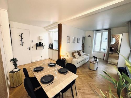 un salon avec une table et un canapé dans l'établissement Studio neuf climatisé - Triangle d'Or, à Vichy