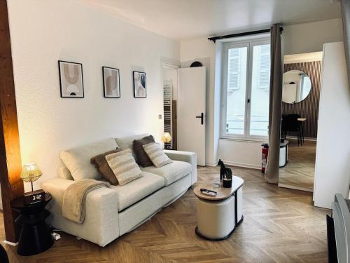 un salon avec un canapé et une table dans l'établissement Studio neuf climatisé - Triangle d'Or, à Vichy
