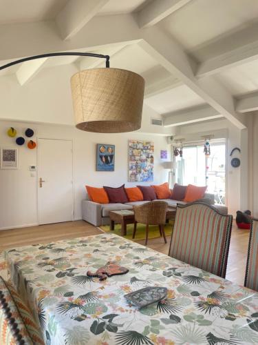 un salon avec une table et un canapé dans l'établissement Prado Spacious and Sunny Loft in Marseille, à Marseille