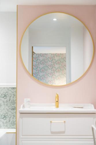 une salle de bain avec un miroir et un lavabo dans l'établissement Le Clos Gagné, à Bais