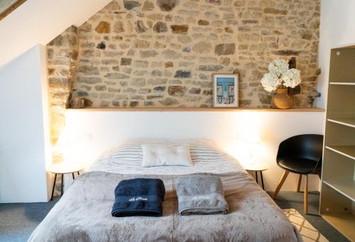 une chambre avec un lit avec deux serviettes dessus dans l'établissement Le Clos Gagné, à Bais