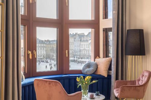 Habitación con banco azul frente a una ventana en Exclusive Panoramic APARTMENT, en Cracovia