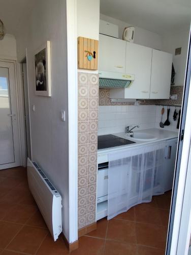 Studio avec terrasse face plage parking