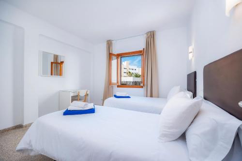 Postel nebo postele na pokoji v ubytování Apartamentos Colonia Sant Jordi