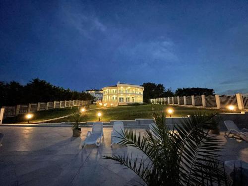 The Lodge Summer Apartments