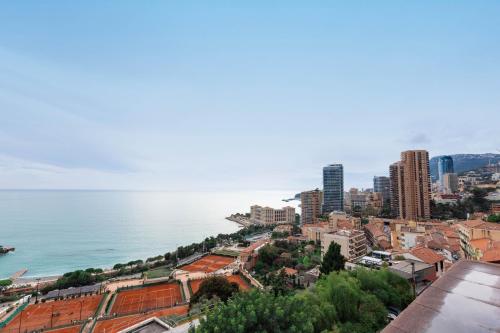 une vue aérienne d'une ville et de l'océan dans l'établissement 3 bedrooms Duplex penthouse - Monaco border 2min walking distance, à Roquebrune-Cap-Martin