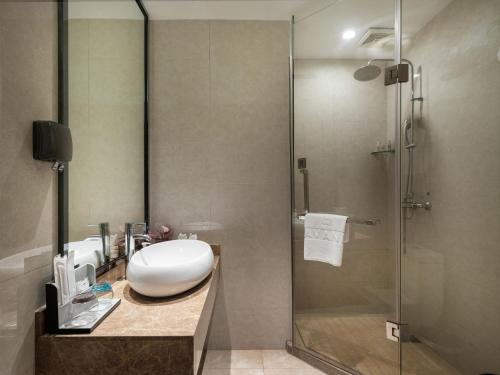 a bathroom with a sink and a shower at Lavande International Hotel Guangzhou US Consulate General Guangzhou Grandview Plaza Branch - Free Shuttle Bus to Canton Fair Complex During Canton Fair Period & Free VPN Internet Access in Guangzhou