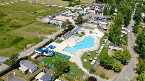 une vue aérienne d'un parc aquatique avec piscine dans l'établissement Mobil home près de l étang, à Veuzain-sur-Loire