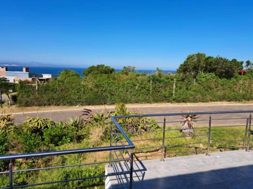a view of the ocean from a balcony at Oupa Gallie in Vleesbaai in Vleesbaai