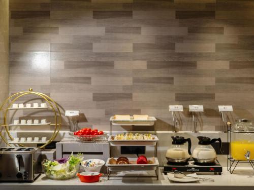 a kitchen with a buffet of food on display at Lavande International Hotel Guangzhou US Consulate General Guangzhou Grandview Plaza Branch - Free Shuttle Bus to Canton Fair Complex During Canton Fair Period & Free VPN Internet Access in Guangzhou