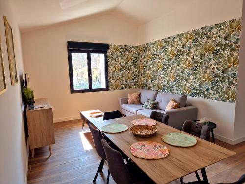 un salon avec une table et un canapé dans l'établissement Spacieux T3, Résidence Charles Trenet, à Narbonne