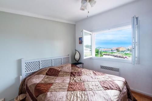 a bedroom with a bed and a window at L'Anisé - Maison climatisée in Martigues