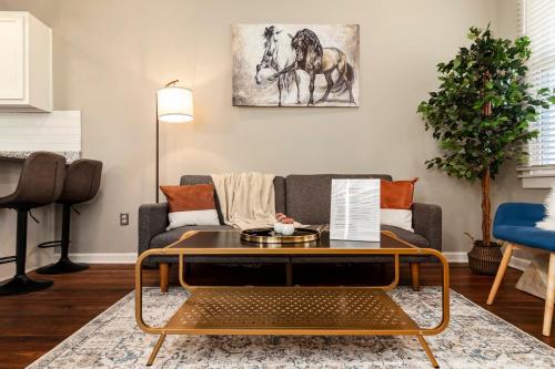 Χώρος καθιστικού στο Historic CozySuites 4BR 2BA with a modern touch