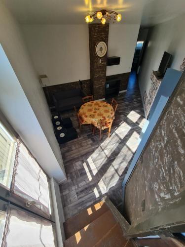 an overhead view of a living room with a table and chair at À 18min du ZOO 30min des 24h du Mans in Le Lude