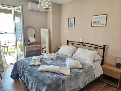 um quarto com uma cama com toalhas em Sea Vibes Studio em Ýpsos