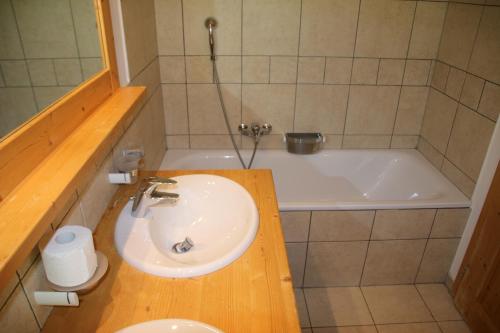 un baño con lavabo y bañera en Plein Ciel VA 030 - MOUNTAIN apartment 8 pers, en Veysonnaz