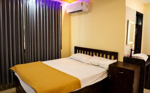 Postel nebo postele na pokoji v ubytování Hotel VR Rudra Residency